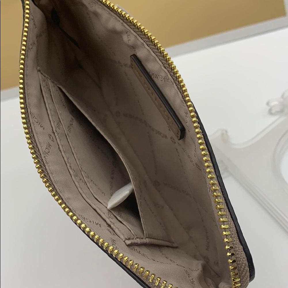 MICHAEL KORS FULTON LG TZ WRISTLET LEATHER TRUFFLE - Picture 14 of 16